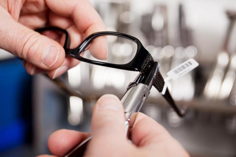 Comment se d&eacute;roule la fabrication de lunettes &agrave; Rethel ?