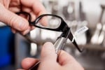 Comment se d&eacute;roule la fabrication de lunettes &agrave; Rethel ?